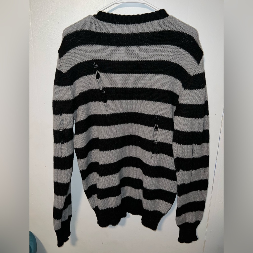 sweater - Picture 3 of 4
